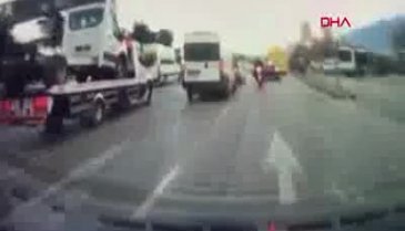 Bursa'da otomobilin motosiklete çarptığı kaza, araç kamerasında