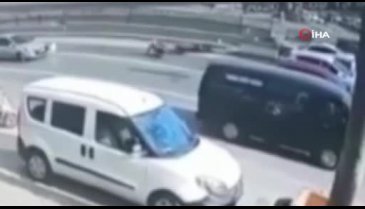 Bursa'da motosiklet kazası kamerada! 20 metre sürüklendi