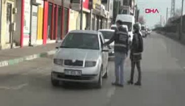 Bursa'da kısıtlamayı ihlal etti, polis ceza yazarken uyudu