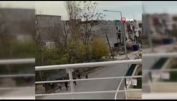 Bursa'da kısıtlamada halı sahada top oynayan çocuklar polisi görünce böyle kaçtı