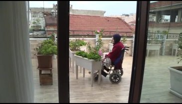 Bursa'da zorlu hastalığına rağmen yazdığı kitaplarla gençlere yol göstermek istiyor