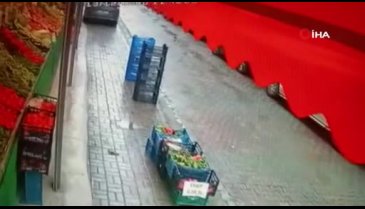 Sürücü markete daldı, o anlar kamerada