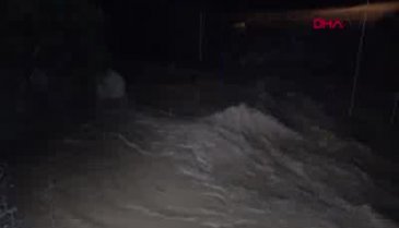Sel sularına kapılan araçtan 3 kişi kurtarıldı, 2 kişi kayıp