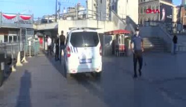 Kalaslı saldırgan onlarca kişinin önünde dehşet saçmış