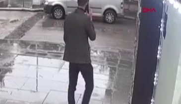 Otomobil camlarını kıran kadın, sokakta yarı çıplak oturdu