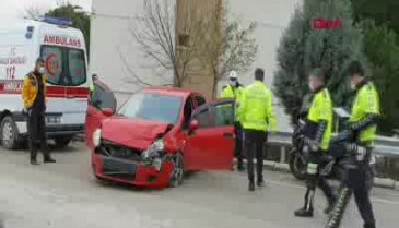 Bursa'da bariyerlere çarpan otomobildeki 3 kadını, ekipler sakinleştirdi