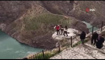 Canlarını hiçe sayıp uçurumun kenarında halay çektiler