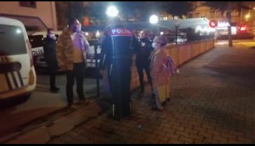 Karakolda maske takmamak için polise direnen kadın ekiplere zor anlar yaşattı