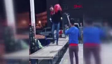 Pazarcıların tezgah podyumda sebze-meyve defilesi ilgi çekti