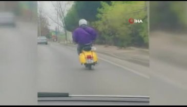 Bursa'da motosiklet sürücüsünün elleri cebinde şerit değiştirdiği anlar kamerada