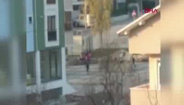 Bursa'da kısıtlamaya rağmen sokakta oynayan çocukların polisten kaçma anı kamerada