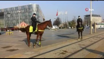Bursa'da atlı polisler kısıtlamaya uymayanların peşinde