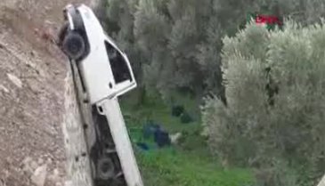 Bursa'da kaza sonrası terk edilen kamyonet, arazide dik olarak bulundu
