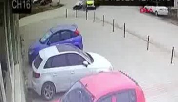 Bursa'da otomobil ile ticari taksinin kazası kamerada