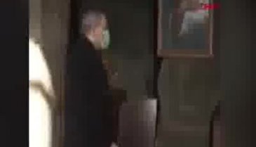 Papaz, Paşinyan'ı kiliseden kovdu