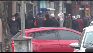 Bursa'da kuyruklar koronaya davetiye çıkarıyor