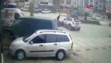 Bursa'da cip ile motosikletin çarpıştığı kaza kamerada
