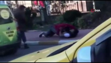 Sürücülerin kaldırımdaki trafik kavgası kamerada