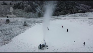 Bursa Uludağ'da pistlere suni kar yağdırılıyor