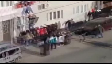 Bursa'da sinir krizi geçirip balkondan atlamaya çalışan kızı, babası kurtardı