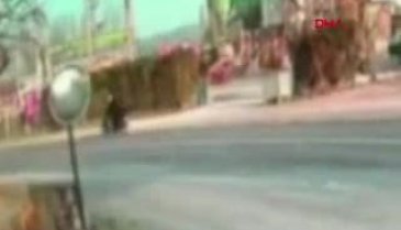 Bursa'da otomobilin çarptığı motosiklet sürücüsü böyle uçtu