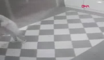 Kadın simitçiye iş yerinin önünde sopalı saldırı