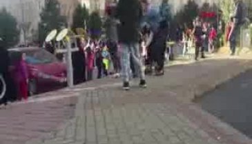 Bursa'da koronavirüse rağmen parkta çocuklarla etkinlik kamerada