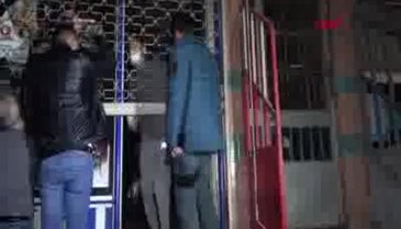 Bursa'da internet kafeyi polis bastı, masanın altına saklanan kişi 'Ayakkabımı bağlıyordum' dedi