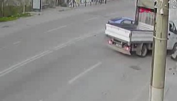 Bursa'da sosyal medyada canlı yayınlanan kaza güvenlik kamerasına da yansıdı