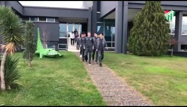 Bursaspor taraftarından meşaleli uğurlama