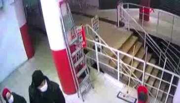 Saçının taranmasını beğenmeyince iki kişiyi bıçaklayıp böyle kaçtı