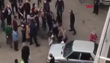 Bursa'da pazarda genç kadınla adamın yumruklu kavgası kamerada