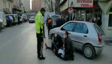 Bursa'da otomobil yayaya çarptı, meraklılar izledi