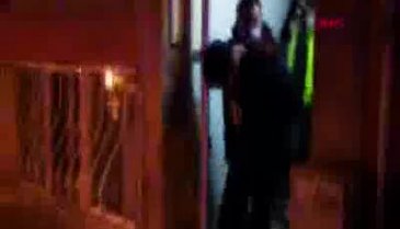 Bursa'da uyuşturucu baskınına giden narkotik polislerine vatandaştan alkışlı destek