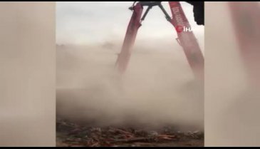 Yıkımı yapılan binanın iş makinesi üzerine doğru yıkılması korkuttu