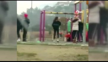 Parkta genç kıza dehşeti yaşattı! Arkadaşları gülerek izledi