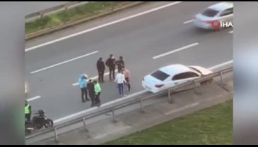 Tekme ve yumruklu yol kavgası kamerada