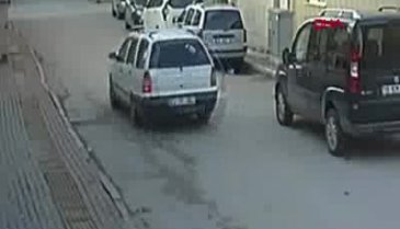Bursa'da iki otomobilin çarpıştığı kaza kamerada
