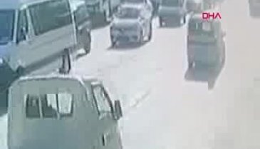 Bursa'da kırmızı ışıkta geçip çocuğa çarptı!