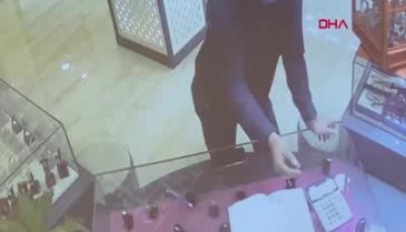 Kuyumcuya sahte altın satma girişimi kamerada