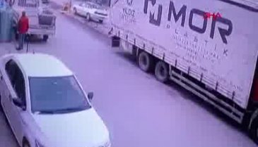 Bursa'da kamyonetin, eşya indirilen kamyonete çarpması kamerada