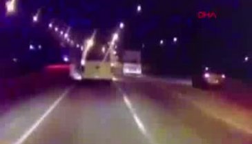 Bursa'da otomobiliyle makas atarken, metro duvarına çarptığı anlar kamerada