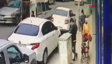 Çarptığı kadının telefonunu çalıp özür dileyerek uzaklaştı