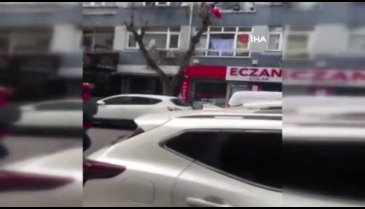 İstanbul'da ilginç olay! Eline ne geçtiyse balkondan aşağı attı!