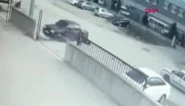 Bursa'da otomobile çarpan motosikletteki 2 kişinin 20 metre sürüklendiği kaza kamerada