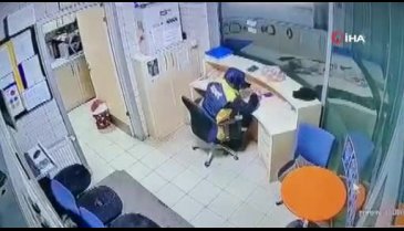 Kadın görevlinin arkasından yaklaştı, paraları alıp kaçtı