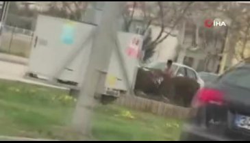 Bursa'da trafikte yol verme kavgası kameraya yansıdı
