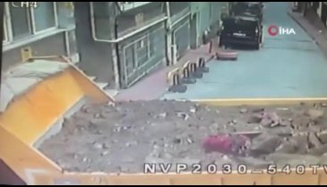 Kamyonetin binaya çarptı anlar kamerada