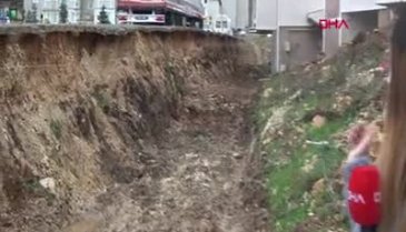 Bursa'da bahçelerinden 2 bin yıllık tarihi eser çıkan site sakinleri: 'Çok mutlu olduk'