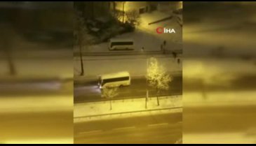 Bursa'da minibüse kar tropu atan gençler çil yavrusu gibi dağıldı
